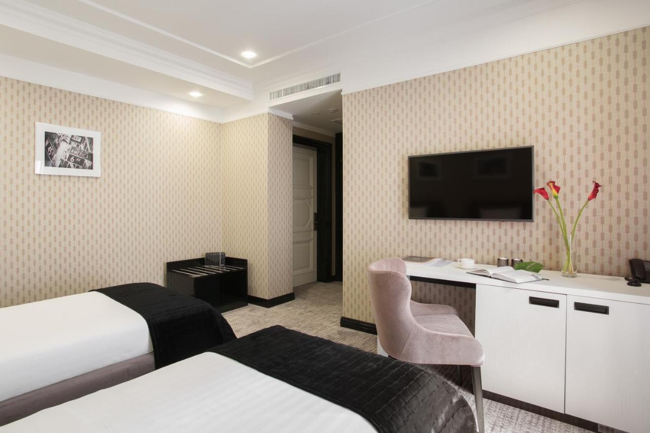 วอลล์สตรีท Hotel โอเดสซา ภายนอก รูปภาพ