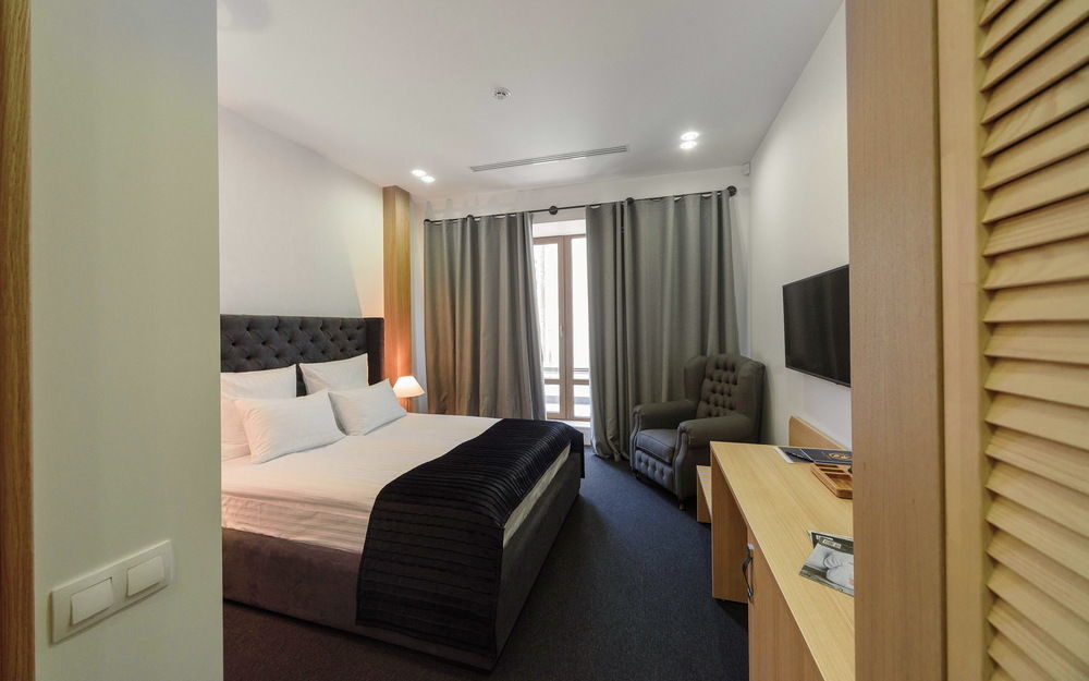 วอลล์สตรีท Hotel โอเดสซา ภายนอก รูปภาพ