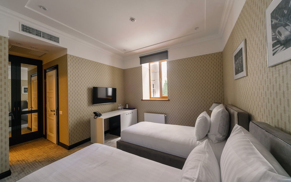 วอลล์สตรีท Hotel โอเดสซา ภายนอก รูปภาพ