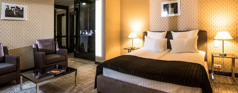 วอลล์สตรีท Hotel โอเดสซา ภายนอก รูปภาพ